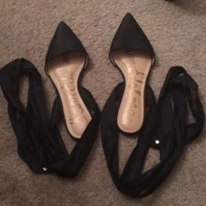 Lace up pointed flats.